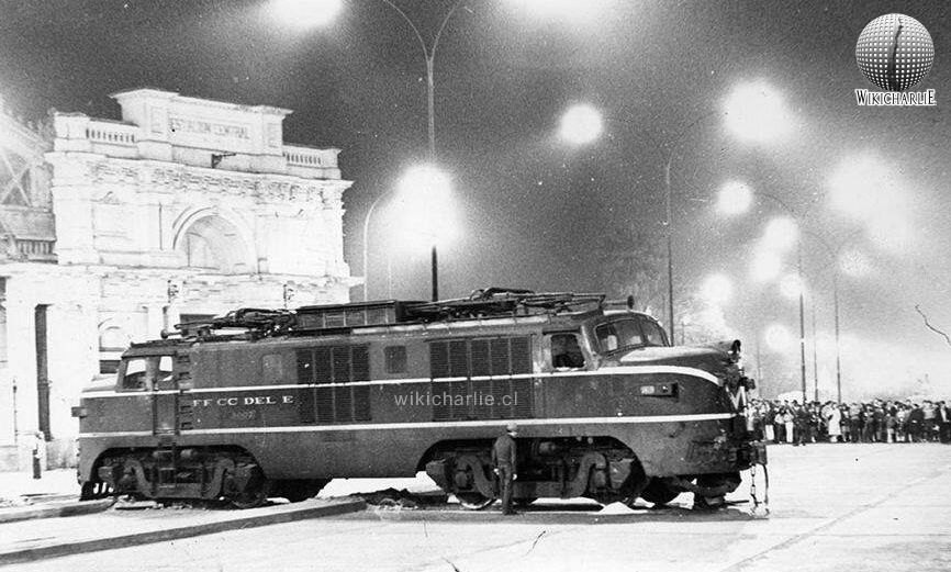 Locomotora en la Alameda frente Estacion Central de Santiago 1981.jpg