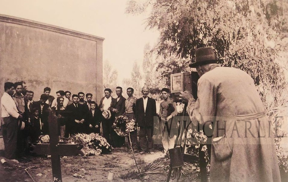 Fotografo del Cementerio General, 1910.jpg