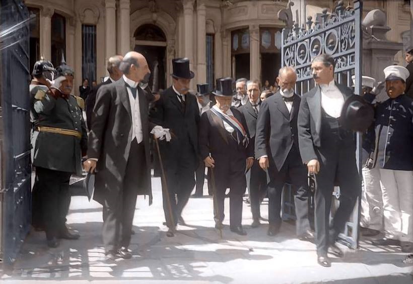 Presidente_Ramon_Barros_Luco_ingresa_al_Congreso_Nacional_23_de_Diciembre_de_1915.jpg