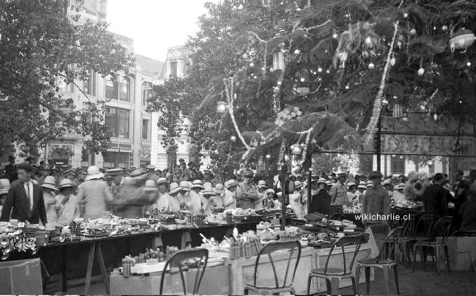 Celebracion de Navidad en la Plaza de Armas de Santiago 1930.png