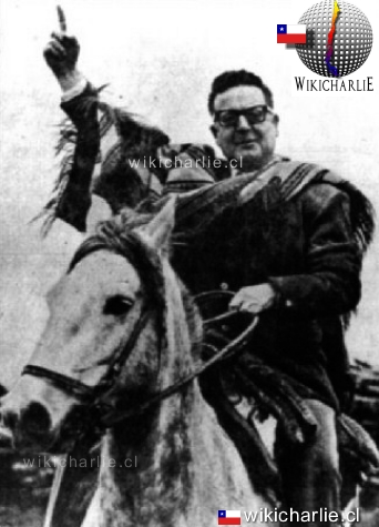 Salvador Allende montado como patriota saludando a los huasos chilenos
