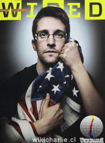 Snowden abrazando bandera USA.JPG