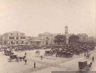 Estación Central de Santiago. La imagen nos muestra la cantidad de "Carros de Sangre" como se les llamaba a los coches tirados por caballos, a las afuera de la estación en 1885