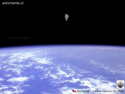 Astronauta volando en el espacio.jpg