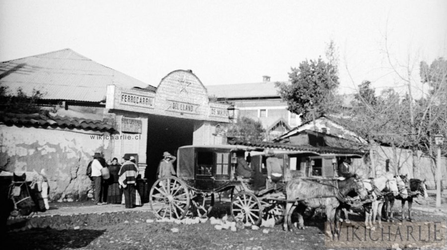 Carruajes en Estacion del Ferrocarril del Llano de Maipo, Santiago 1906.jpg