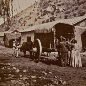 Una carreta luchando contra el barro, en el barrio La Chimba en las faldas del Cerro Blanco en Santiago, en 1880.