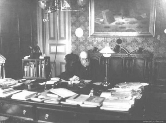 Barros Arana en su escritorio