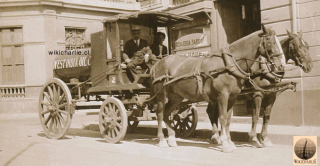 Carretón de la West India Cia. (WICO), en las calle Santo Domingo esquina Morandé en Santiago. Fue la primera distribuidora de combustible instalada en Chile en 1913. En esos años también se distribuía la parafina "Caloría" y la nafta "Wico" en carretas, a través del país.En 1934 la West India se constituyo en Sociedad Anónima y en el año 1945 cambio su nombre a Standart Oil Company. En 1948 nuevamente cambio su nombre a ESSO Standart Oil. Hoy la conocemos como ESSO CHILE./Fuente: Memoria chilena.
