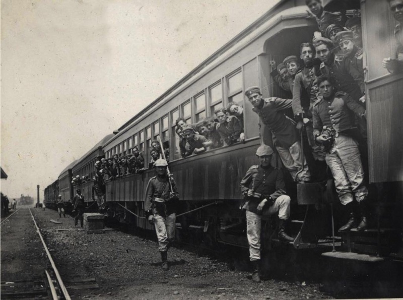 Cadetes promoción 1907 de Escuela Militar, trasladándose en ferrocarril al sur del país para realizar instrucción y ejercicios militares./Fuente Ejército de Chile