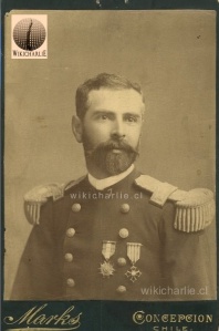 Amador Moreira Mayor regimiento zapadores de Chile, luciendo las medallas de las Campañas de Lima y de Huamachuco. Se destaco bajo las ordenes del Jefe del Estado Mayor de la división de reserva Alejandro Gorostiaga Orrego 1879