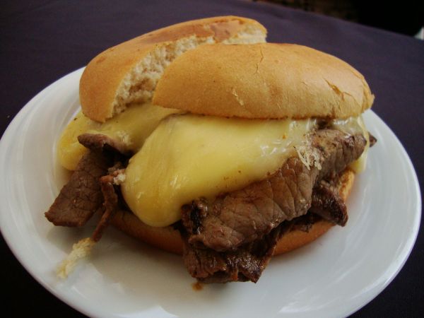 Barros Luco en Marraqueta: jamón y queso caliente derretido.