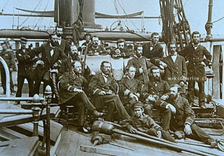 La oficialidad de la corbeta “Abtao” en el combate del 28 de agosto de 1879. De pie tras el cañón, desde la izquierda, ingenieros Pablo Rebolledo y Juan Mery, contador Eleodoro Davenport, guardiamarina Pedro N. Martínez y contador Malcolm Mac-Iver. Fila del centro: apoyado en el cañón, teniente 2º Policarpo Toro; sentado, cirujano Pedro V. O’Ryan; guardiamarinas Luis Artigas y Fernando Gómez. Primera fila sentados: tenientes 2º Carlos Krüg y Leoncio Señoret; comandante capitán de fragata, Aureliano T. Sánchez; guardiamarinas José Luis Silva Lastarria y Patricio Aguayo.