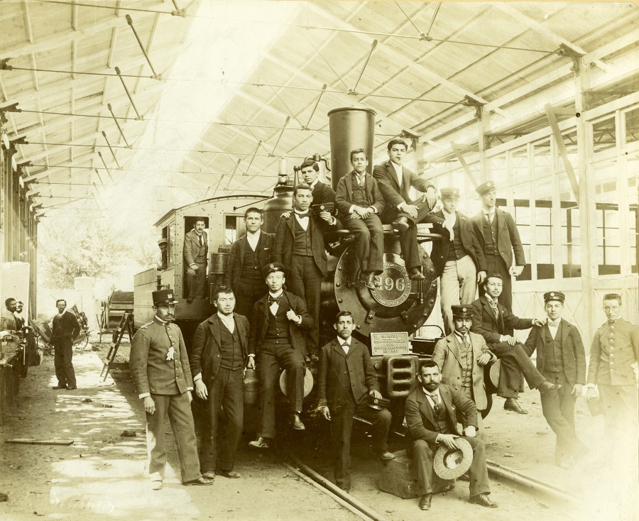 Taller de la Escuela de Artes y Oficios. Fecha: c1897. /Locomotora Aguila reparada en los talleres de la Escuela de Artes y Oficios en las cercanías de la Estación Central.