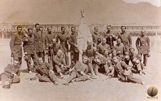 La imagen nos muestra a los oficiales chilenos, guerreros del Batallón Coquimbo en el año 1879, durante la Guerra del Pacífico.