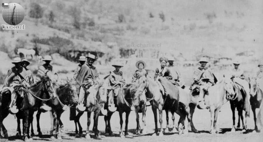 Huasos y peones a caballo en 1883.