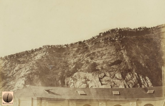 Cuatro días antes del Bombardeo de Valparaíso, la gente subió hacia el Cerro Barón.
