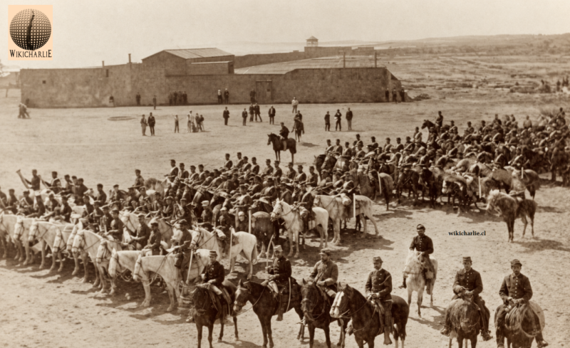 Regimiento Granaderos en Arica tras la ocupación de la ciudad por las fuerzas expedicionarias chilenas en junio de 1880. Encabeza la formación la banda montada, seguida de la tropa formada en línea. En primer plano el comandante de la unidad, teniente coronel Tomás Yávar Ruiz de Cabrera (tercero de derecha a izquierda) acompañado del sargento mayor David Marzán (el segundo, a la derecha de Yávar), del teniente coronel Francisco Muñoz-Bezanilla (a la izquierda de Marzán) y del capitán Rodolfo Villagrán Latapiat (primero de derecha a izquierda).//Fecha: 1 de junio de 1880.
