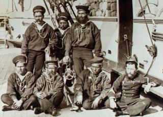 Seis cabos de cañón del acorazado Almirante Cochrane, fotografiados después de la batalla naval de Angamos del 8 de octubre de 1879, junto a un artillero de marina de la guarnición. Estos hombres formaron parte del personal que ejecutó los certeros tiros de este enfrentamiento que, en definitiva, permitieron la captura del blindado peruano Huáscar. Nótese que son todos de mediana edad. Como detalle de sus uniformes es distinguible con dificultad la cinta de sus gorras con el nombre de su buque. Fuente: Colección Chantal Roberts. Fotografía original de la época.