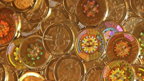 Bitcoin: Es una moneda, como el euro o el dólar estadounidense, que sirve para intercambiar bienes y servicios. En Chile tiene un valor aproximado de $313.703 CLP (570 dolares)al 28/05/2014