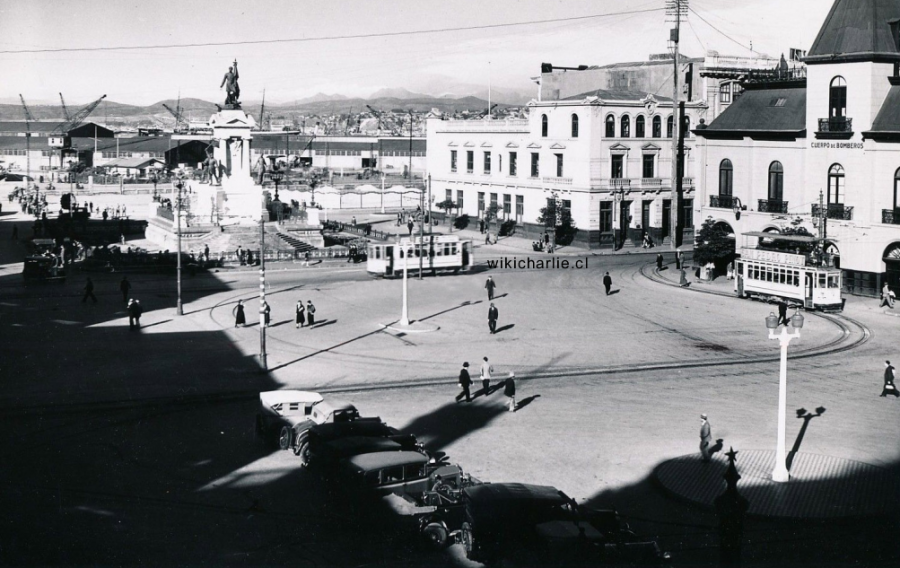 Plaza Sotomayor de Valparaiso en 1930, atras el Monumento a los Héroes de Iquique