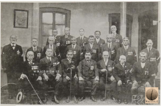 La imagen nos muestra la reunión llevada a cabo por el círculo de Veteranos del 79, del Ejército de Chile el año de 1928. //Fuente: Ejército de Chile, del "Álbum Histórico de las Fuerzas Armadas de Chile", de la editorial Atenas de 1928, Página 489.