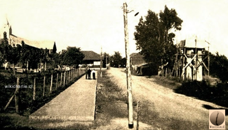 Calle costada Plaza de Armas de Pelarco.