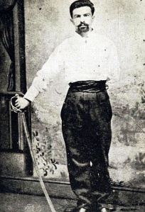 Hernán Trizano. Pedro Hernán Trizano Avezzana fue apodado el "Bufallo Bill Chileno", precursor del cuerpo de Carabineros de Chile. Fue un militar chileno, héroe de la Guerra del Pacífico y organizador del Cuerpo de Gendarmes de las Colonias, entidad cuya misión era vigilar la seguridad en las provincias de Arauco, Malleco, Cautín, Valdivia y Llanquihue​ y el cuidado de las reservas forestales para impedir que fueran destruidas por labradores clandestinos.