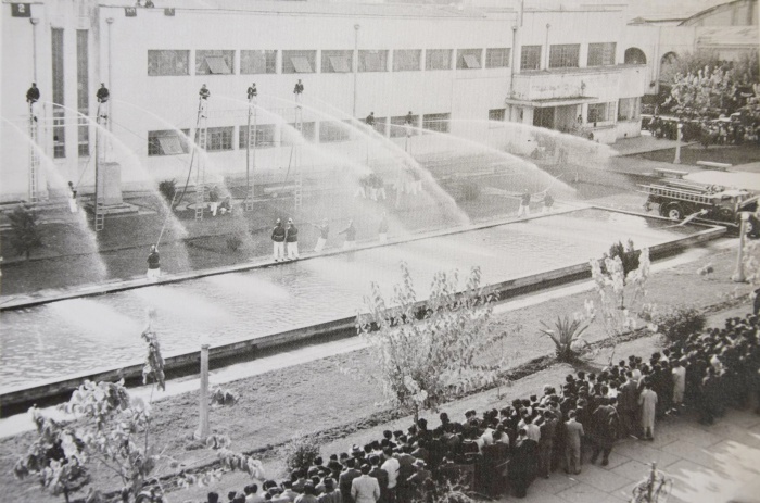 Frente a la Escuela está la Plaza Cienfuegos de Talca, 1947