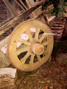 Rueda entera de madera con perfíl metalico, en el Santuario de Schoenstatt de Talca, 2025.