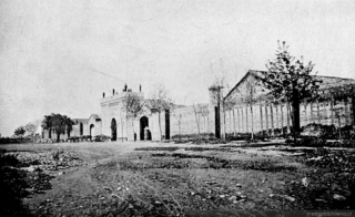 Antiguo Presidio de Santiago, fotografiá anterior a 1872. Ubicada en el camino de Cintura sur con calle Benavente. Actuales avenida Blanco Encalada y Beaucheff respectivamente. su custodia se entregó a los veteranos de la Guerra contra la Confederación Perú - Boliviana./Memoria Chilena