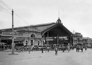Carretas en la Estación Central, en la Alameda de Santiago en el año de 1900. Fotografía tomada por Santiago Pusso. Léase: Historia del Ferrocarril en Chile