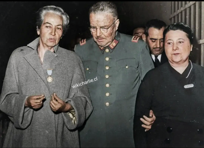 Gabriela Mistral, Carlos Ibáñez del Campo y su mujer Graciela Letelier en 1954.
