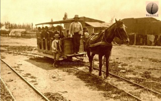Carro de sangre que tenía el recorrido Santiago-Renca-Santiago, a través de una línea férrea extendida para unir las dos localidades. Fue muy popular, usada por santiaguinos y pobladores del lugar 1920