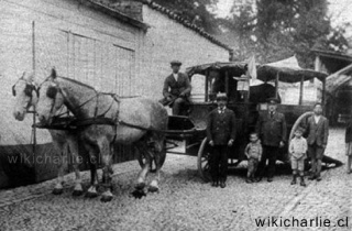 Ambulancia tirada por caballos en Santiago 1920.jpg
