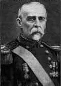 Juan Manuel Simpson Searle. (☆ Valparaíso en 1851- † Viña del Mar, 15 de septiembre de 1928). Vicealmirante de la marina chilena. Al estallar la Guerra del Pacífico fue transbordado al blindado "Cochrane", donde tuvo una activa participación en la Batalla Naval de Angamos. Participó en los los bloqueos de El Callao, Iquique, Lomas e Islay; además en la Ocupación de Antofagasta y combatió en el Asalto y toma de Pisagua, la Toma del Morro de Arica y las Batallas de Chorrillos y Miraflores.