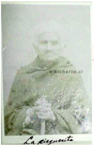 La última fotografía de la gloriosa cantinera Juana Alcaíno Ibarra, tomada por Revista Sucesos en enero de 1930. Aquí se le ve completamente ciega, razón por la cual en San Bernardo era conocida por "La Cieguita" como sale escrita en la foto. Muchos de los habitantes del pueblo desconocían el pasado glorioso de esta abuelita que mendigaba por las calles de San Bernardo.